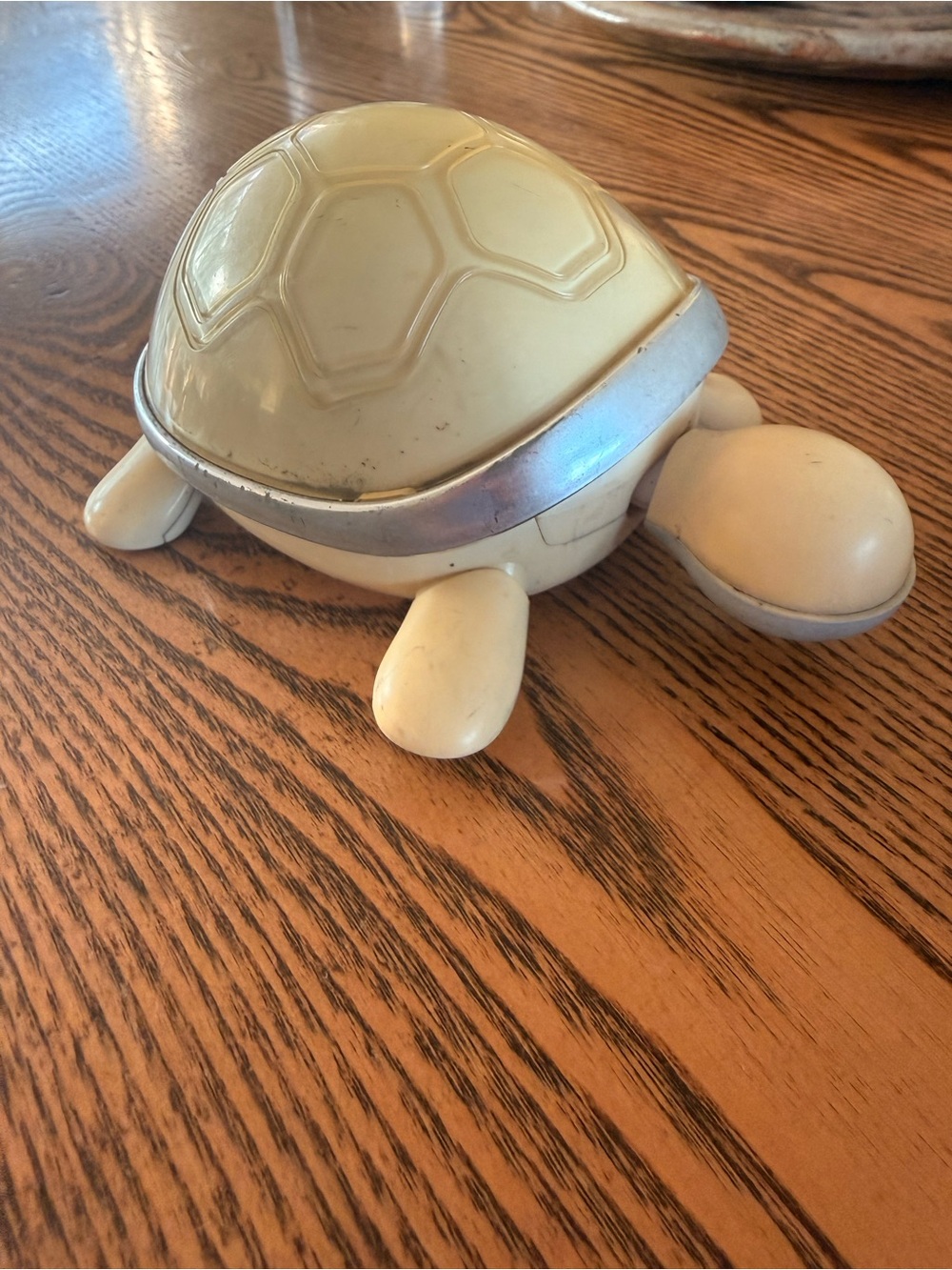 Hasbro 2008 I-Turtle Speaker White With Silver Trim Unique Vintage Collectible